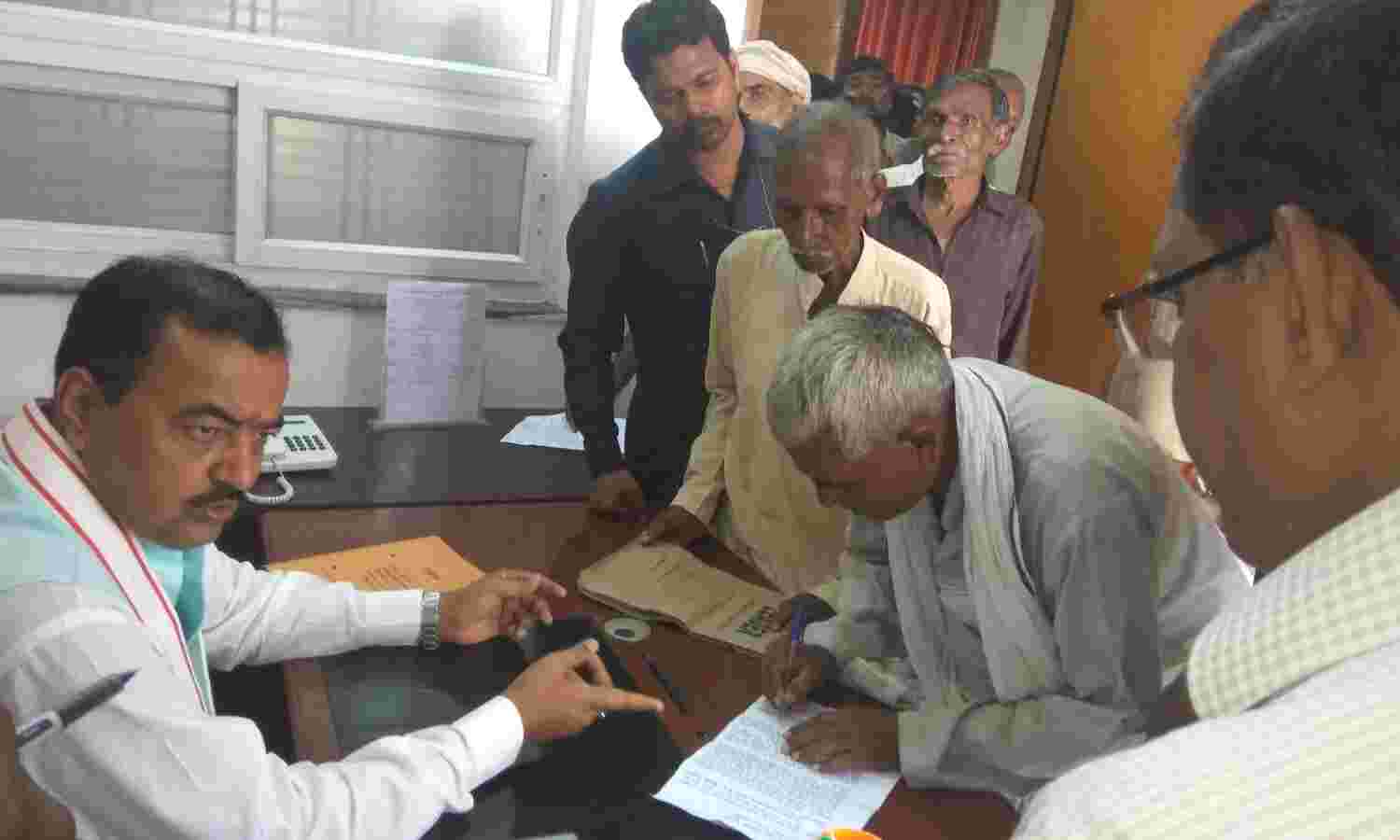 उप मुख्यमंत्री केशव प्रसाद मौर्य ने अपने 7 कालीदास मार्ग स्थित आवास पर जनता दरबार
