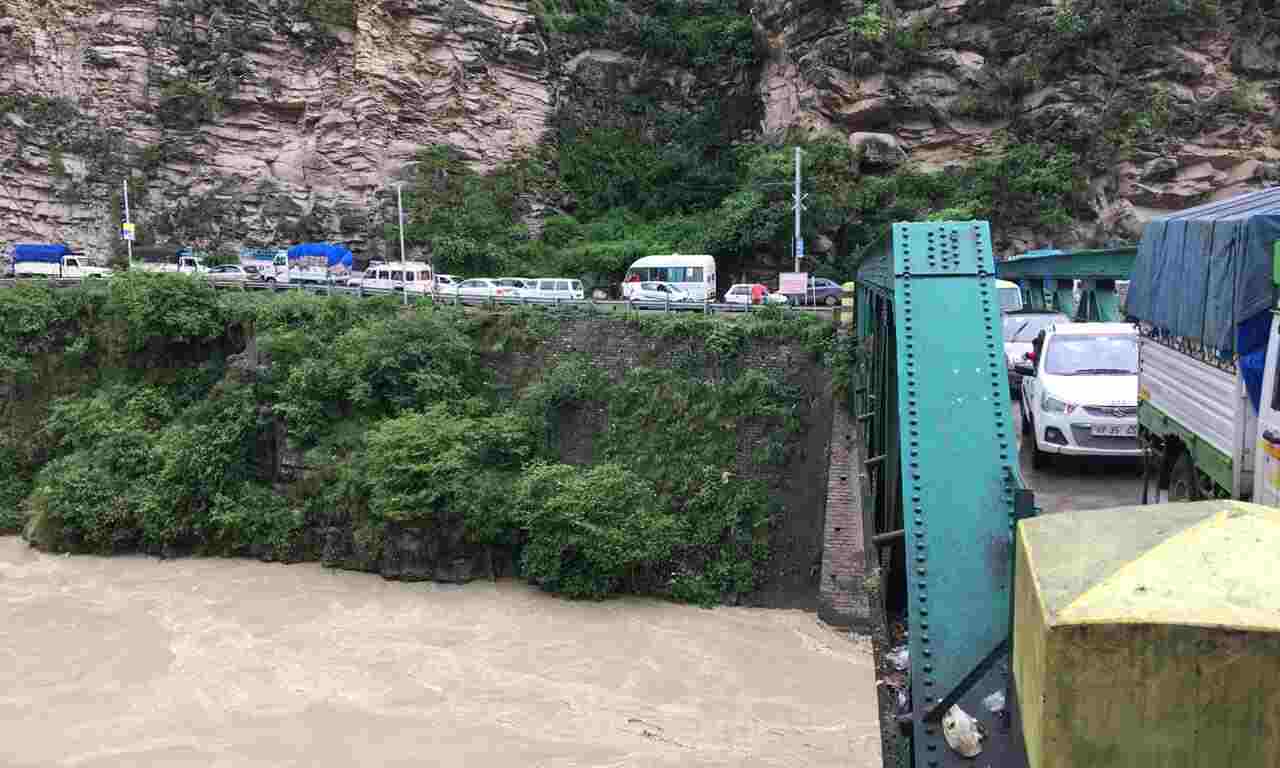 शिमला, कुल्लू व मंडी को जोड़ने वाले लूहरी पुल को ठीक करने की मांग