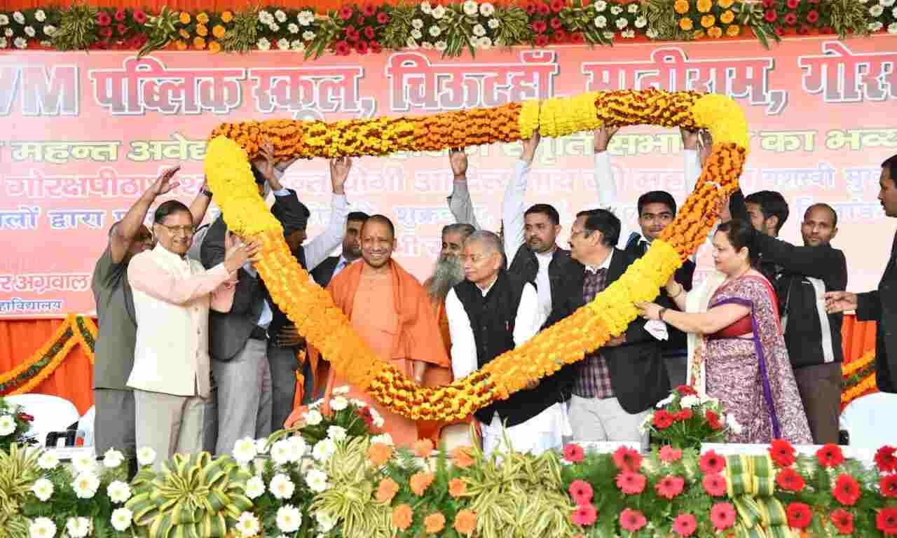 दुनिया बहुत विराट है इसमें अपनी जगह बनाना एक चुनौती है : योगी आदित्यनाथ