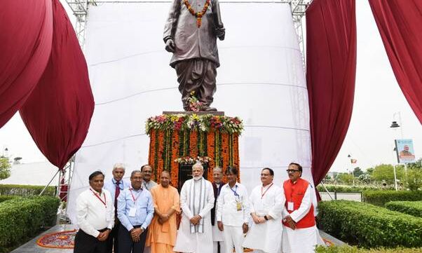 वाराणसी में एक वृक्षारोपण अभियान में हुए शामिल