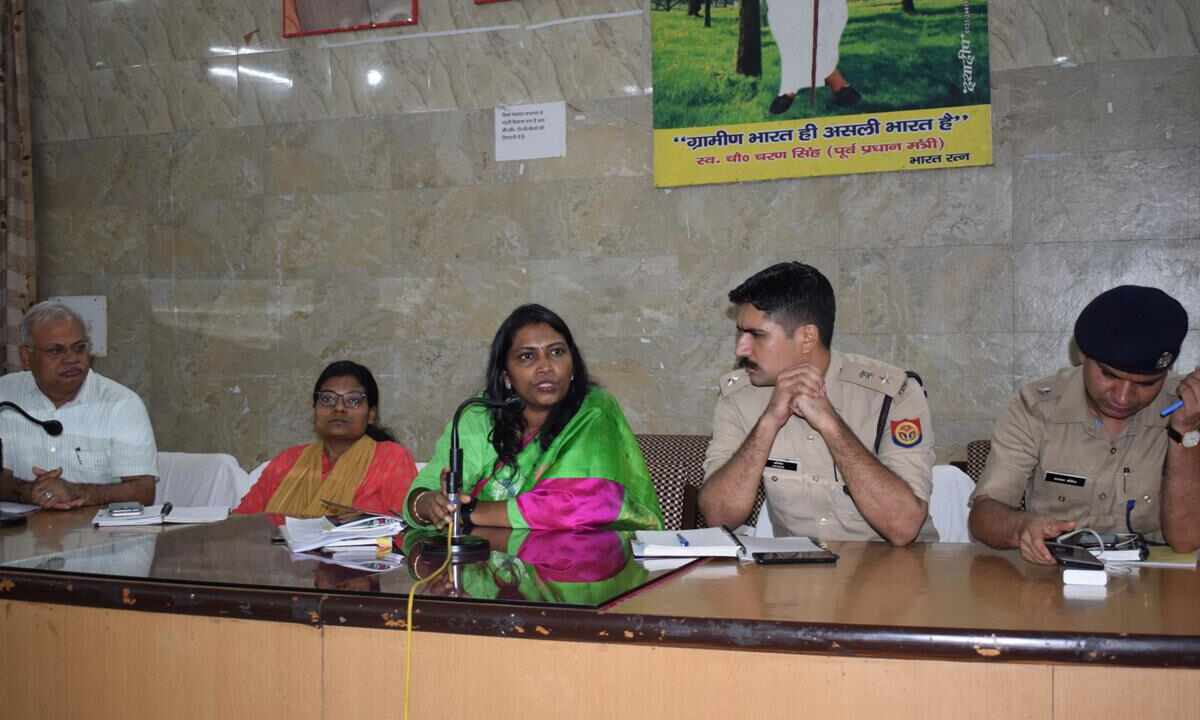 अधिकारी मुख्यालय नही छोडेगे ना ही मोबाईल को स्विच ऑफ करेगे : जिलाधिकारी सेल्वा कुमारी जे