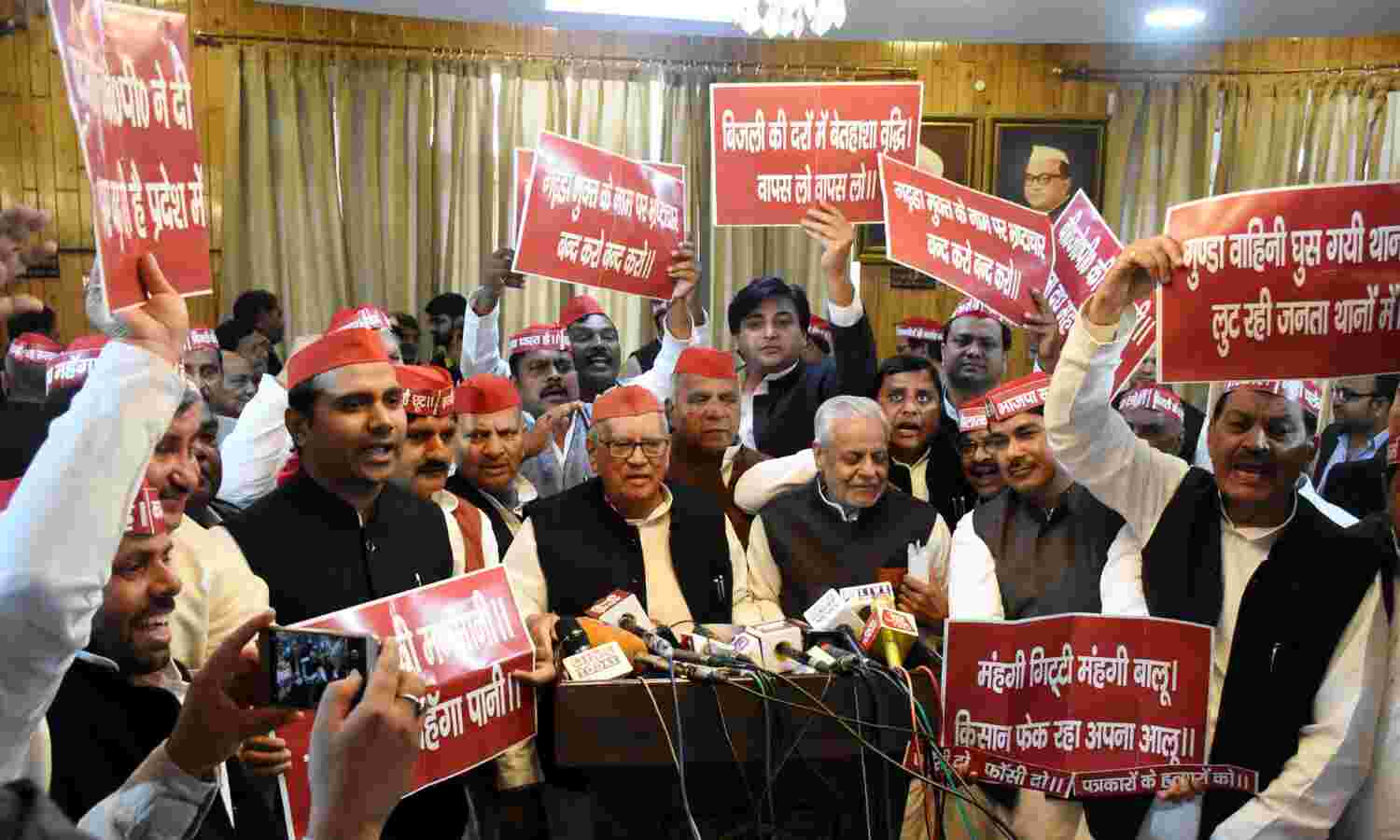 समाजवादी पार्टी के विधायकों ने सदन में भाजपा की जनविरोधी नीतियों का किया विरोध