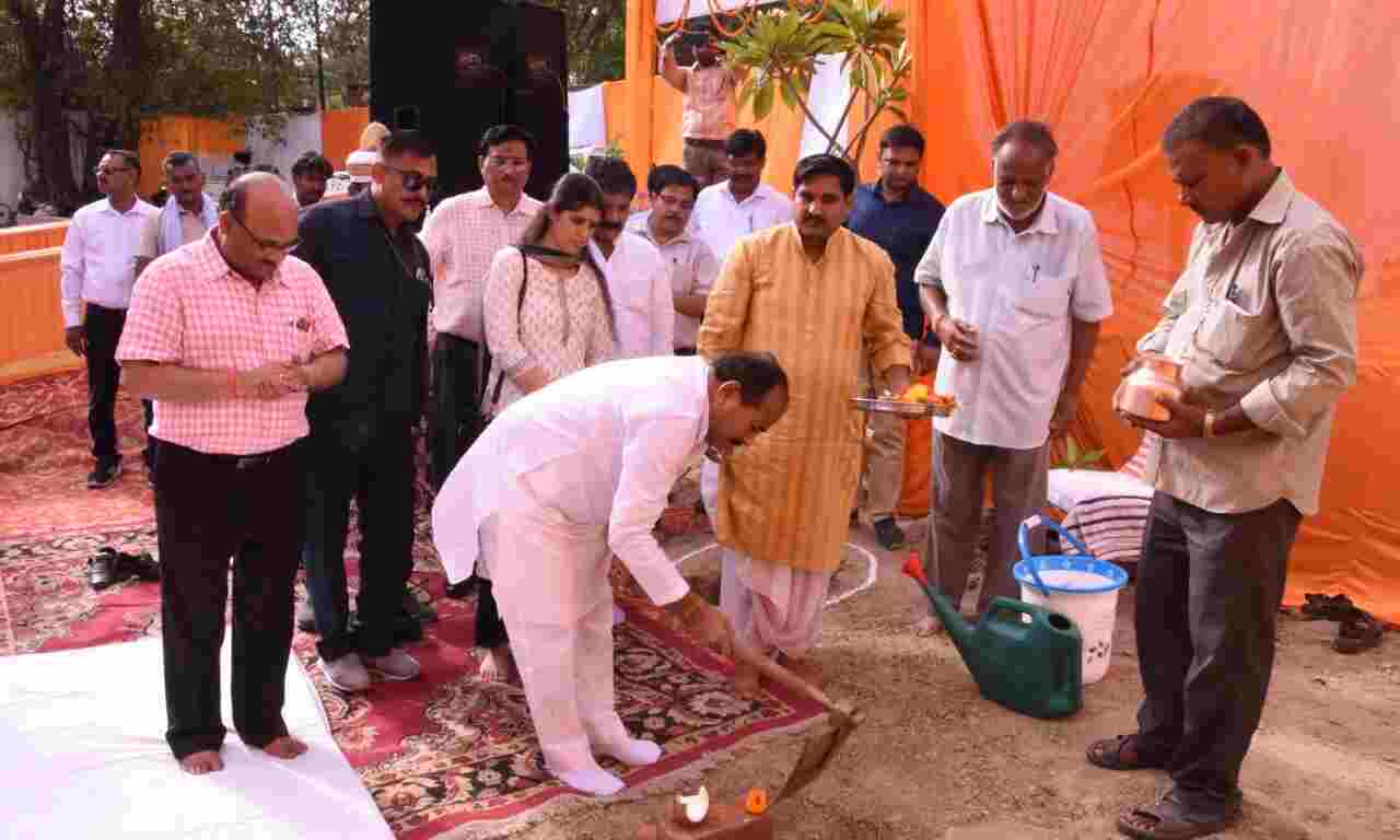 4.98 करोड़ की लागत से बनने वाले राजकीय उद्यान आलमबाग में सेन्टर ऑफ एक्सीलेन्स फाॅर आर्नामेन्टल क्राप्स एवं कृषक प्रशिक्षण भवन का शिलान्यास किया