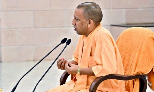 सीएम योगी फुल एक्शन में,अफसरों को बेईमान बिल्डरों से भाईचारा नहीं निभाने की चेतावनी