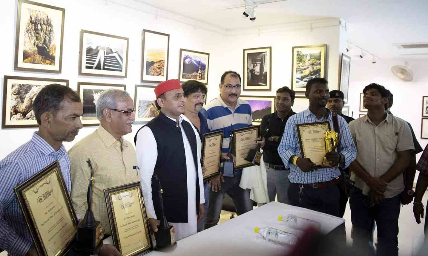 फोटो जर्नलिस्ट का वही सम्मान है जो लेखक-पत्रकार का होता है : अखिलेश यादव