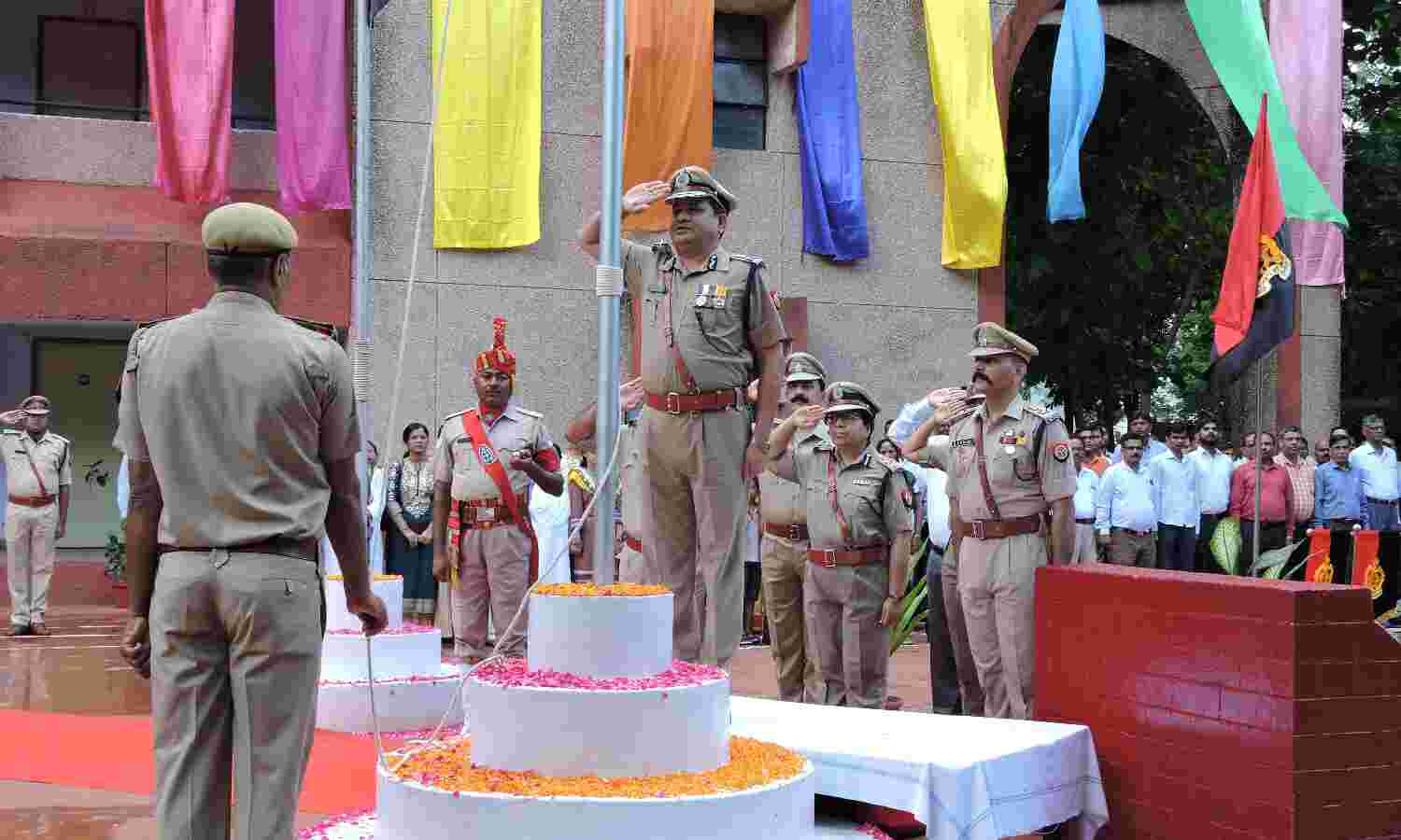 धर्म, जाति, क्षेत्रीयता इत्यादि भेदभावों को मिटाकर भावनात्मक एकता करें स्थापित