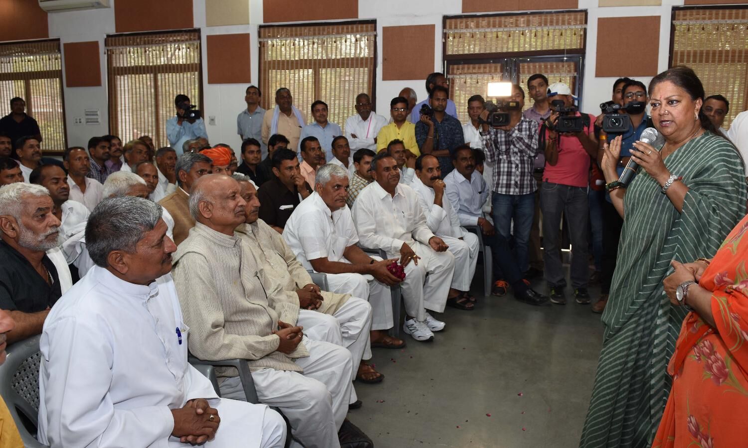 हम लोगों को आपस में लड़ाते नहीं, बल्कि उन्हें आपस में जोड़कर प्रदेश का विकास करने में विश्वास रखते हैं : मुख्यमंत्री