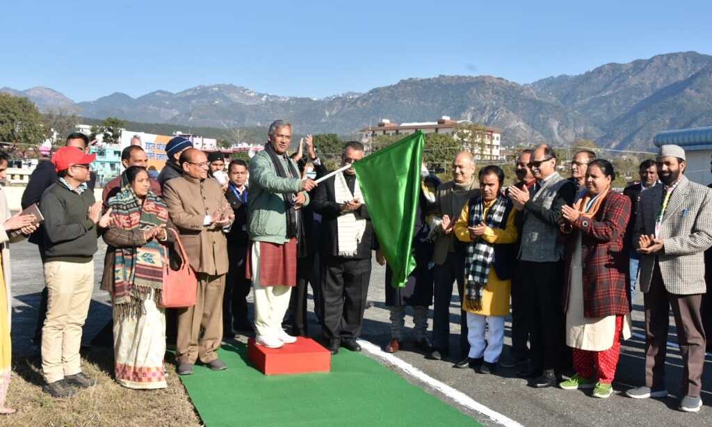 मुख्यमंत्री ने उत्तराखंड की पहली हेलीकॉप्टर सेवा को झंडी दिखाई