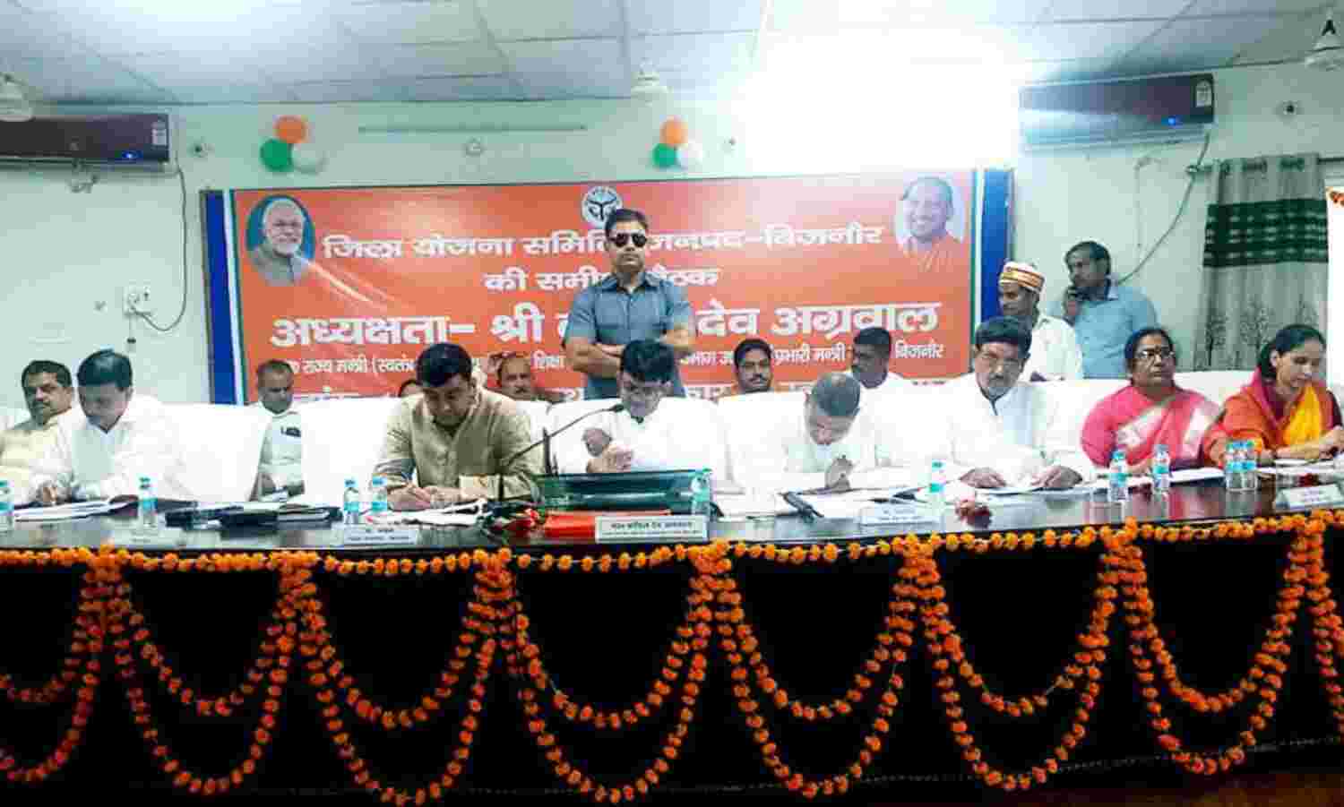 प्रभारी मिनिस्टर कपिल देव अग्रवाल ने बिजनौर में जिला योजना समिति की बैठक की