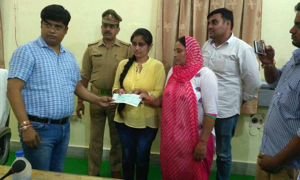 बिजनोर पुलिस की सराहनीय पहल शहीद दरोगा के परिजनों को दी 21 लाख की सहायता