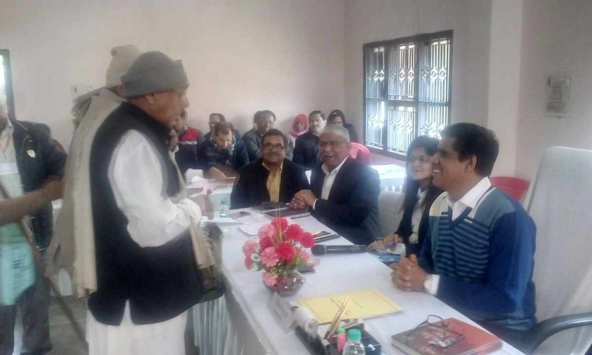 अधिकारी प्रातः 09 से 11 बजे तक अपने कार्यालयों में बैठें, जन समस्याओ का करें निस्तारण--जिलाधिकारी जी0एस0 प्रियदर्शी
