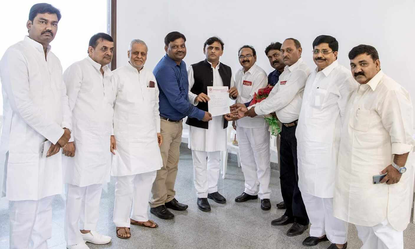 भारतीय रेलवे में निजीकरण व निगमीकरण के विरोध में  सेंट्रल रेलवे मेन्स यूनियन ने अखिलेश यादव को ज्ञापन सौंपा