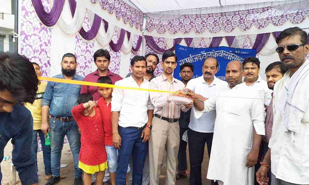 सामाजिक वेलफेयर सोसायटी ने शिवभक्तों के ऊपर पुष्पवर्षा कर किया स्वागत