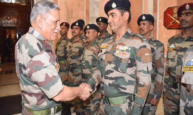 सेना अध्यक्ष ने सेना सेवा कोर की रिकार्ड तोड़ने वाली व्हाइटवॉटर राफ्टिंग टीम से की मुलाकात