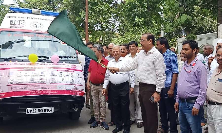 डीएम अजय शंकर पाण्डेय ने 12 नई 108 एंबुलेंस को हरी झंडी दिखाकर किया रवाना