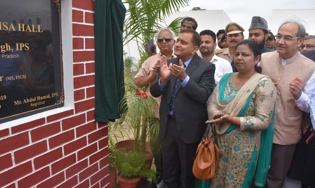 डीजीपी ओपी सिंह ने एएमयू में अजीज़ुन निंसा बेगम गर्ल्स होस्टल का उद्घाटन किया