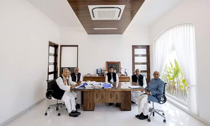 लोकतंत्र में स्वस्थ परम्पराओं और विश्वसनीय व पारदर्शी व्यवस्था से ही जनता का भरोसा अर्जित होता है