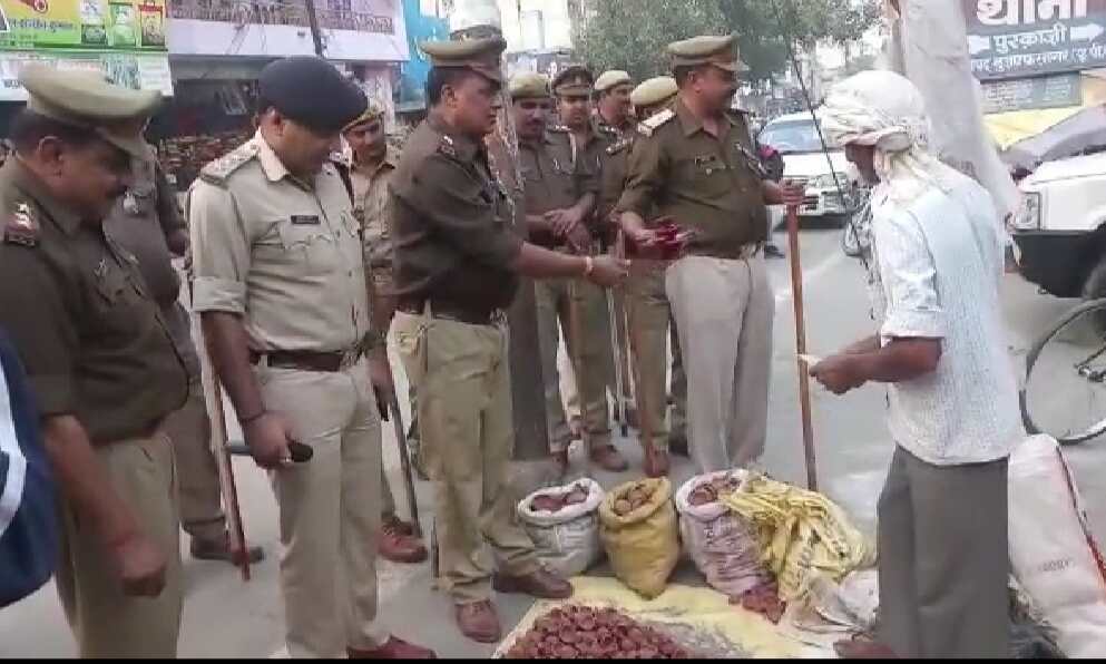 डीजीपी की पहल पर खाकी बनी खरीददार, एसएसपी अभिषेक यादव ने रोशन की गरीबों की दीपावली