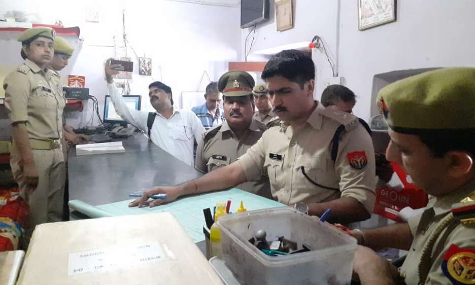 एसएसपी ने किया पुरकाजी थाने का आकस्मिक निरीक्षण, अधिनस्थों को भी निरीक्षण के दिये निर्देश