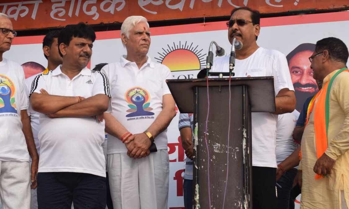 योग मन व मस्तिष्क को संतुलित रखा जा सकता है: जिलाधिकारी