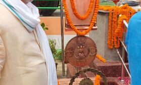 परमवीर चक्र विजेता वीर अब्दुल हमीद के गांव धामूपुर पहुंचे चौधरी राकेश टिकैत, दी श्रद्धांजलि