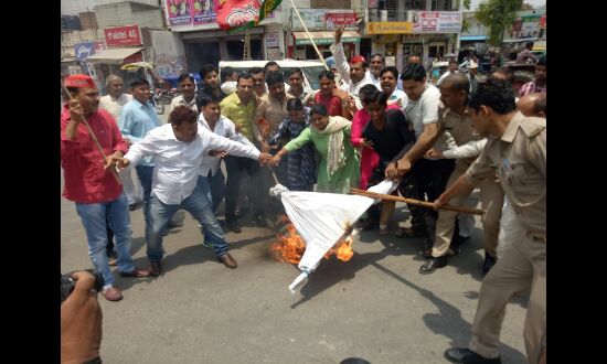 मुजफ्फरनगर में भाजपा नेता को जेल भेजने के बाद अब सपा नेताओं के लिए आफत बनी पुलिस