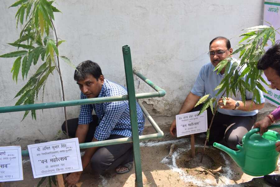 पर्यावरण की सुरक्षा के लिए वृक्षारोपण ही एकमात्र उपाय- जिलाधिकारी