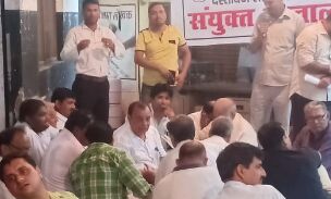 अचल सम्पत्ति की प्रस्तावित मूल्य सूची के खिलाफ वकीलों-दस्तावेज लेखकों का विरोध प्रदर्शन 8वें दिन भी जारी अचल सम्पत्ति की प्रस्तावित मूल्य सूची के खिलाफ वकीलों-दस्तावेज लेखकों का विरोध प्रदर्शन 8वें दिन भी जारी