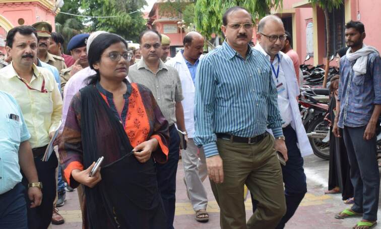जनपद के नोडल अधिकारी भुवनेश कुमार ने किया जिला चिकित्सालय का औचक निरीक्षण जनपद के नोडल अधिकारी भुवनेश कुमार ने किया जिला चिकित्सालय का औचक निरीक्षण