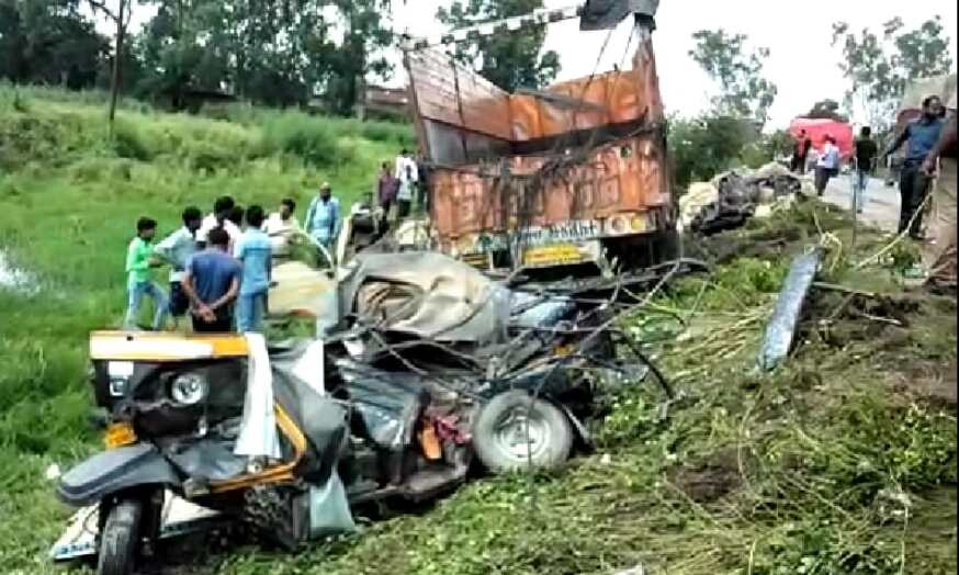 सड़क हादसे में 17 की मौत, 4 घायल सड़क हादसे में 17 की मौत, 4 घायल