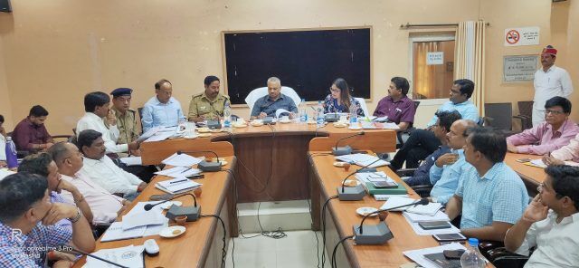 अपर मुख्य सचिव आलोक सिन्हा ग्रामीणों की समस्याओ के निस्तारण के निर्देश दिये