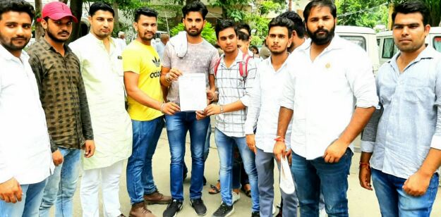 मनमानी फीस के विरोध में एडीएम को ज्ञापन सौंपा