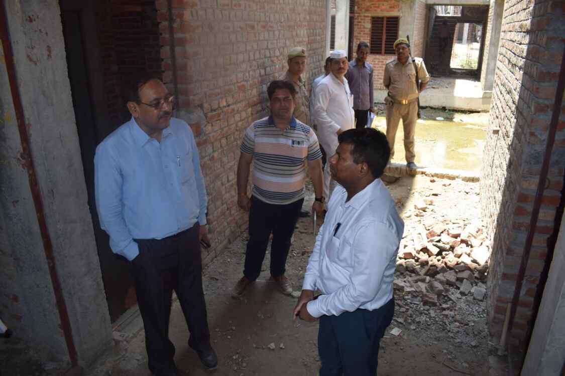 जिलाधिकारी ने  निर्माण सामग्री की गुणवत्ता को खुद प्लास्टर में हथोडी मारकर किया रियलिटी चैक