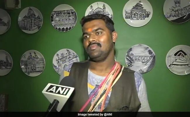 नेताओं का मजाक उड़ाते पर खिलौने बेचने वाला गिरफ्तार, कुछ ने किया समर्थन तो कई ने किया विरोध