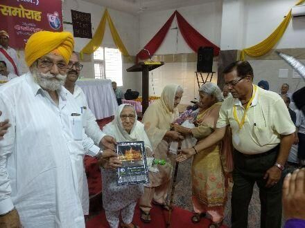 बुजुर्गों का सम्मान कर पंजाबी समाज ने दिया युवाओं को संदेश