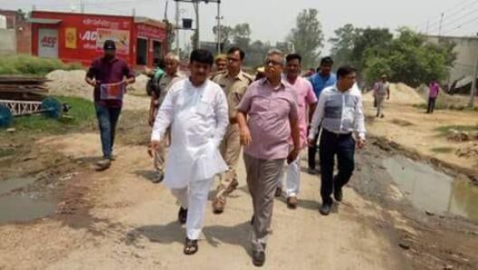 विधायक कपिल देव के साथ डीएम राजीव शर्मा ने किया कांवड मार्ग का पैदल निरीक्षण
