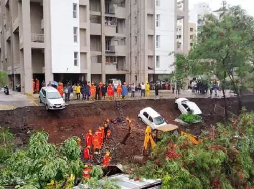 पुणे में दीवार ढहने से 17 लोगों की मौत, कई घायल