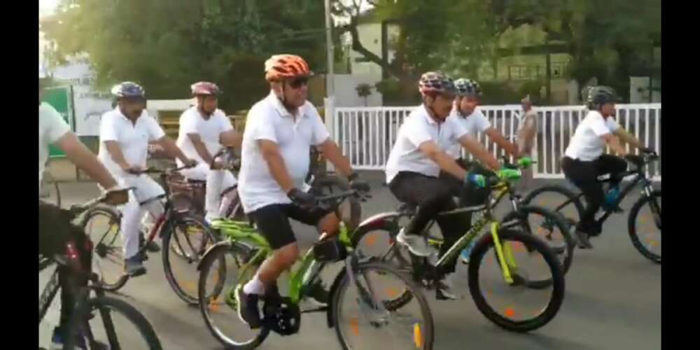 डीजीपी  ओपी सिंह बने सैलीब्रिटी, खुद चलायी साइकिल