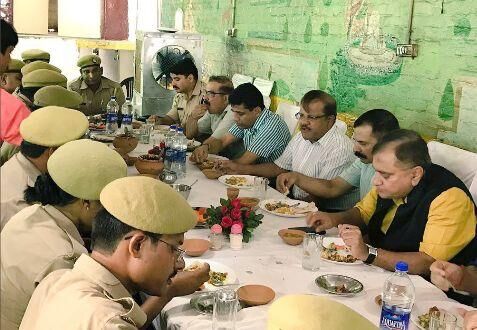 काॅप आॅफ दि मंथ के साथ लखनऊ के फौजी ढाबा पर डीजीपी की दावत