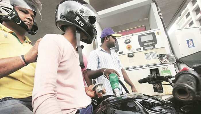 बिना हेलमेट पेट्रोल दिया तो खैर नहीं