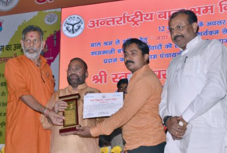 बालश्रम कराने वाले समाज के सबसे बड़े दुश्मन -स्वामी प्रसाद मौर्य