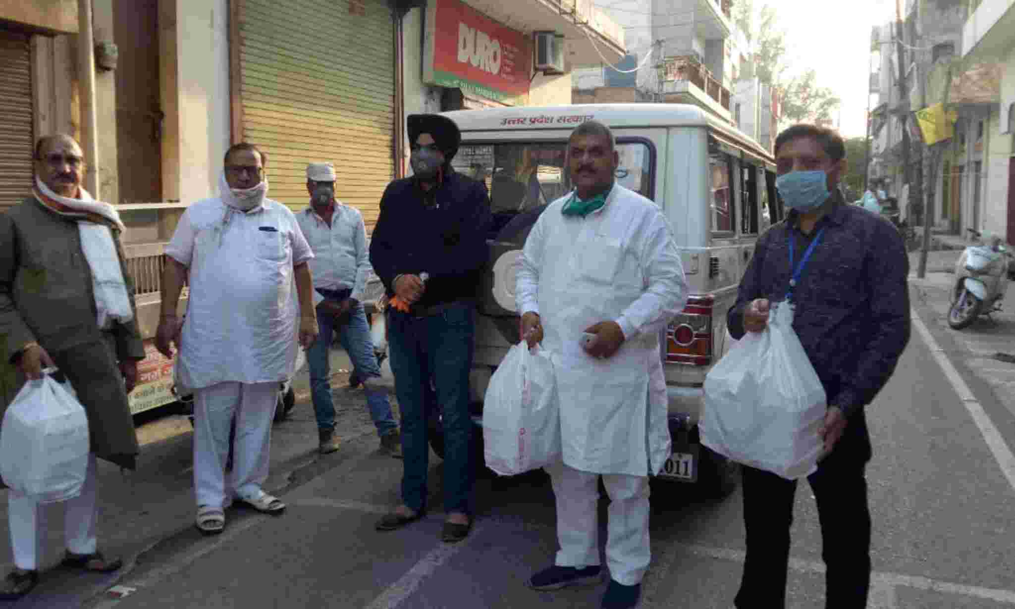 गरीबों को भोजन कराने में व्यापार मंडल का सहयोग जारी