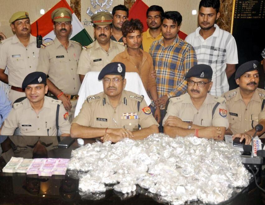 एडीजी जोन प्रशांत कुमार के नेतृत्व में मेरठ पुलिस के गुडवर्क जारी, बड़ी तमंचा फैक्ट्री पकड़ी, 43 किलो चांदी लूट का खुलासा