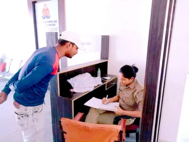 खाकी और कर्तव्य के बीच छह माह की बेटी के साथ गुड पुलिसिंग कर रही झांसी की सिपाही अर्चना