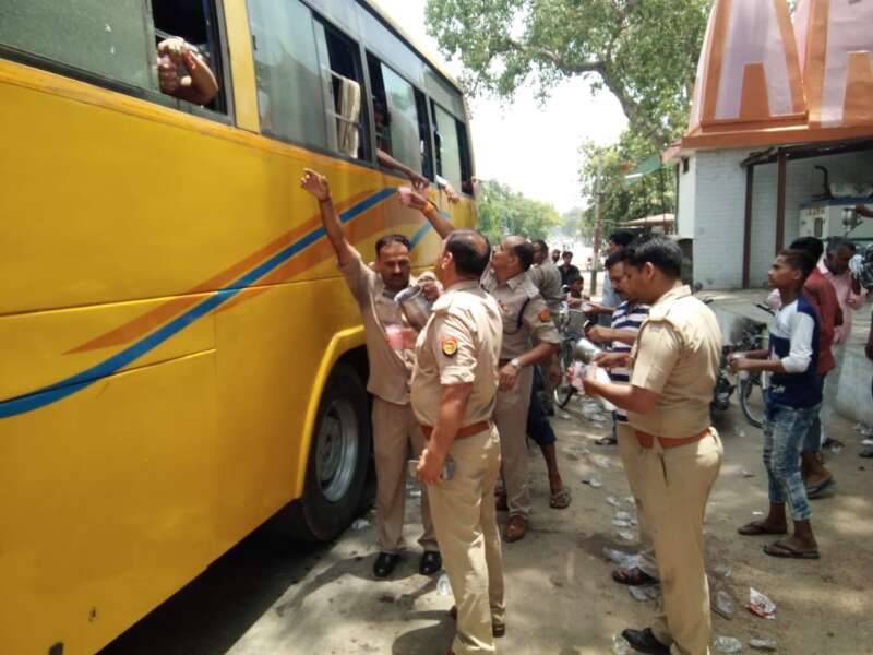 थाने पर छबील लगाकर भोपा पुलिस ने राहगीरों को पिलाया ठंडा मीठा शरबत थाने पर छबील लगाकर भोपा पुलिस ने राहगीरों को पिलाया ठंडा मीठा शरबत