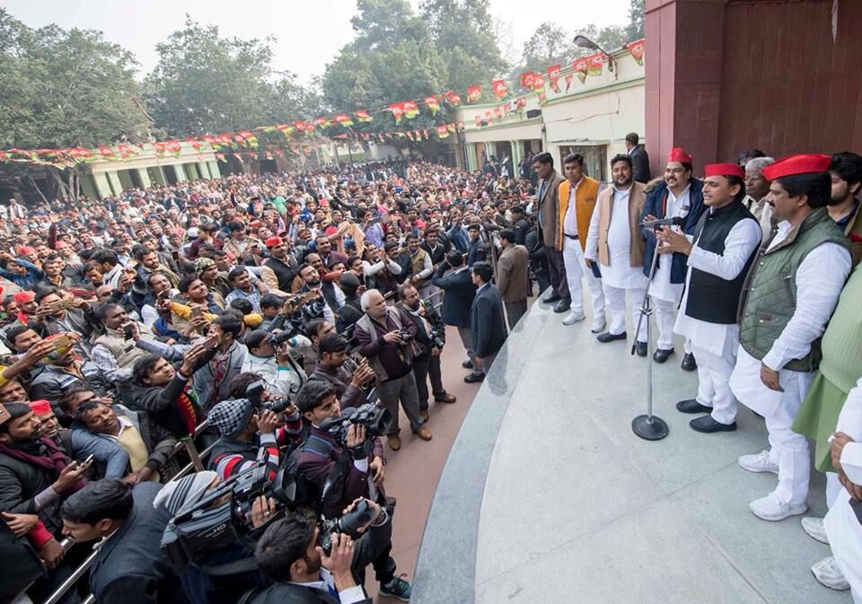 राज्य में चारों तरफ अराजकता व्याप्त है विकास ठप्प है गरीब किसान नौजवान सभी त्रस्त है :अखिलेश यादव