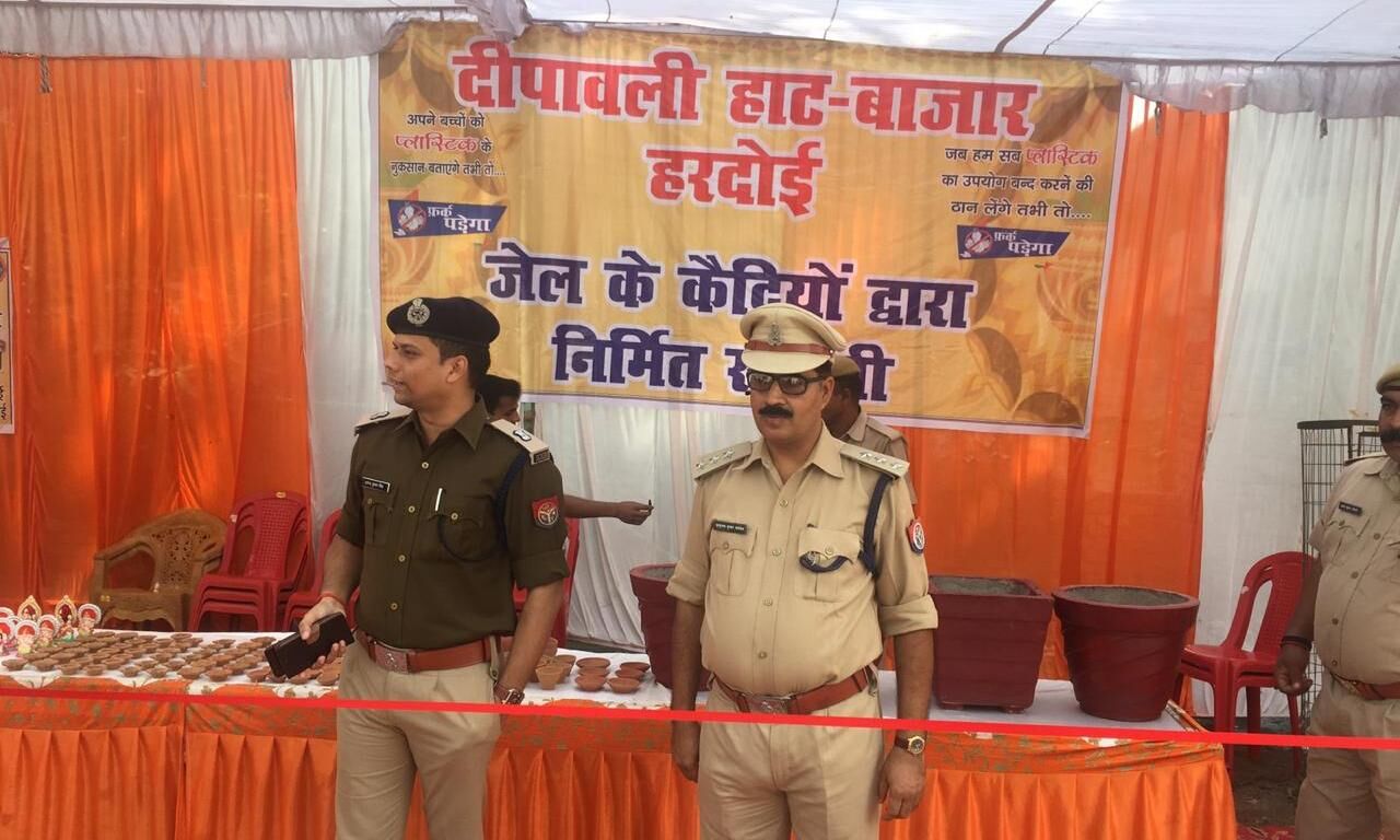जेल के बंदियों के हुनर से रोशन हो रहा हरदोई का घर-घर जेल के बंदियों के हुनर से रोशन हो रहा हरदोई का घर-घर