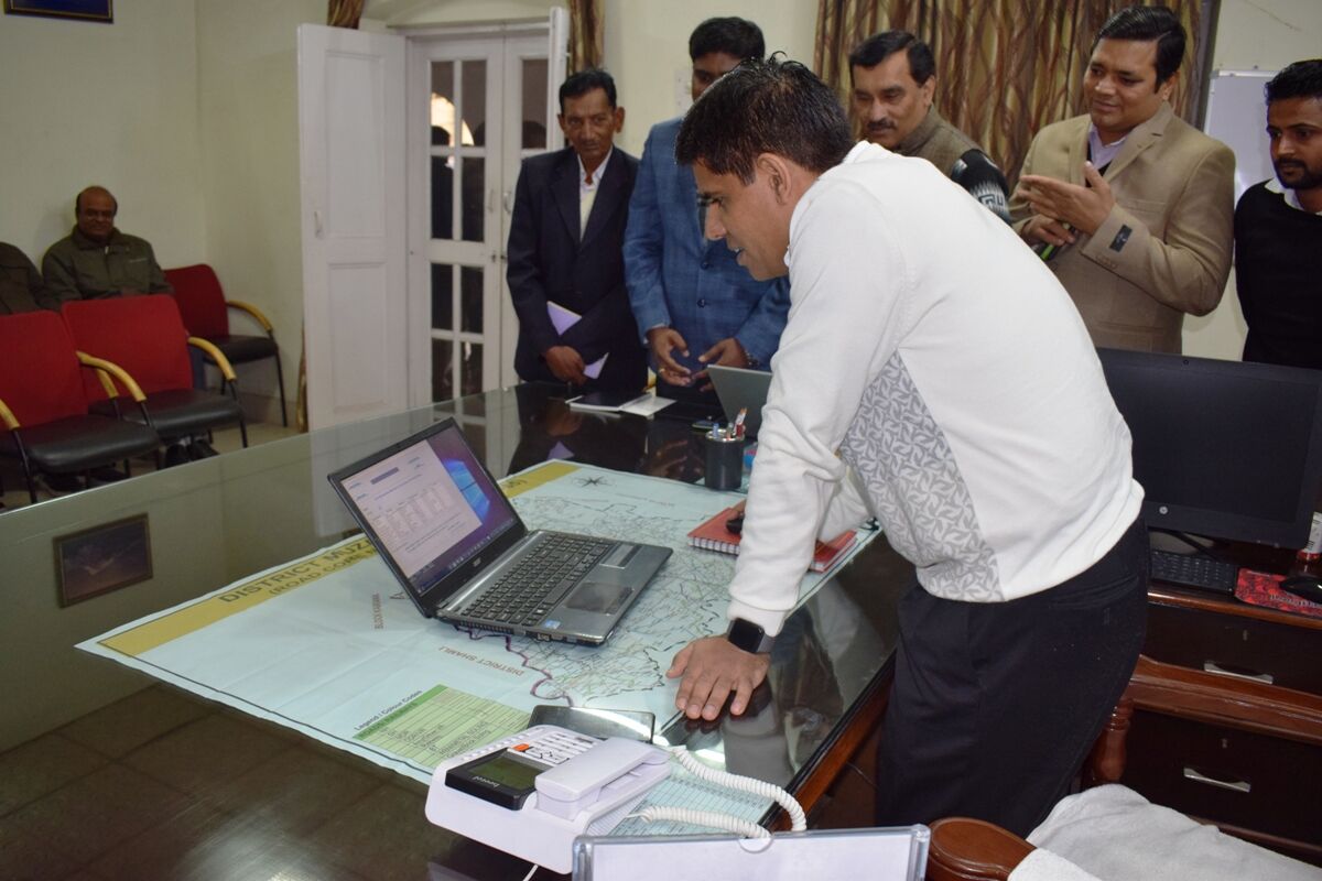 कोटादारो की कालाबाजारी को रोकेगा राशन डीएम जीएस प्रियदर्शी ने सार्वजनिक वितरण प्रणाली में पारदर्शिता लाने को लांच किया पोर्टल