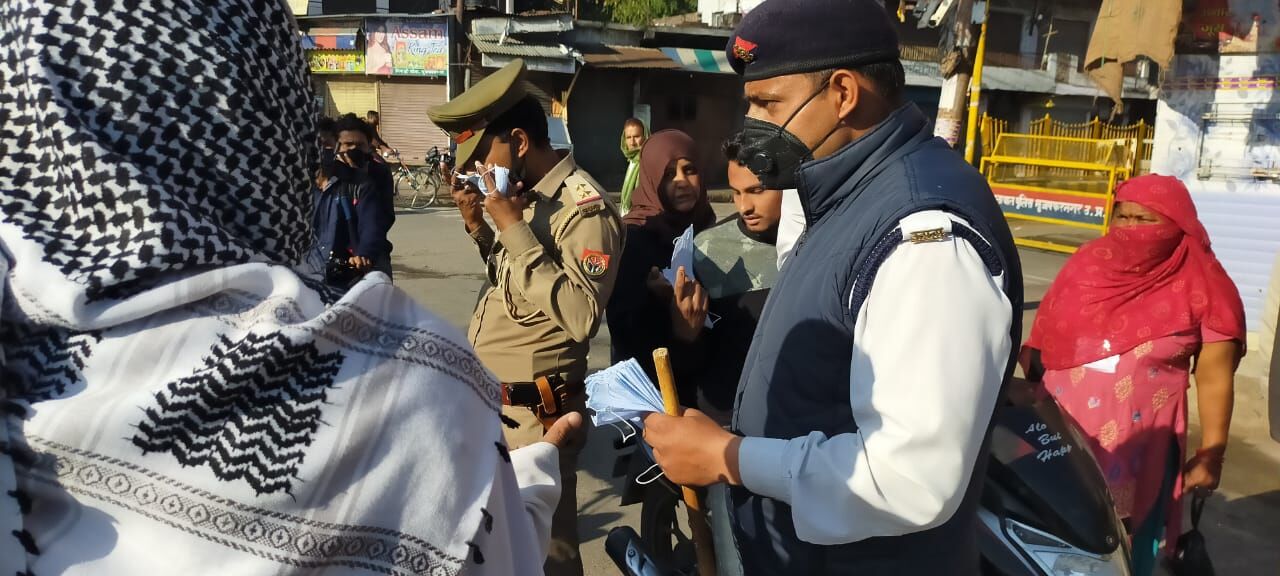 बगल में डंडा- हाथ में मास्क - पुलिस का सोशल चेहरा