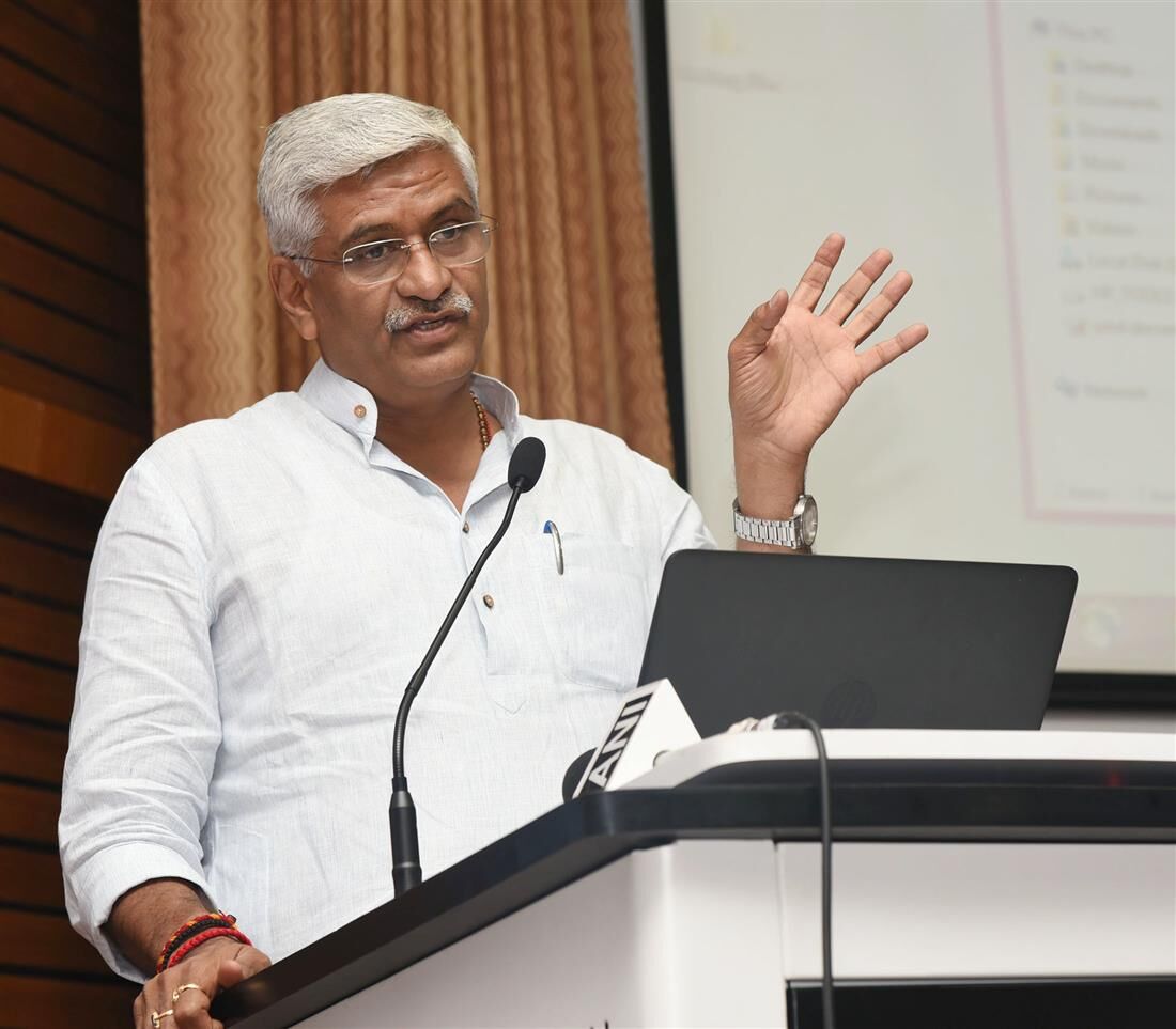 सूखा और बाढ़ से निपटने के लिए एक व्यापक पहल की जरूरत : मंत्री गजेन्द्र सिंह सूखा और बाढ़ से निपटने के लिए एक व्यापक पहल की जरूरत : मंत्री गजेन्द्र सिंह
